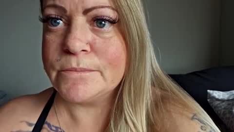 Snapshot of bigblueeyesmomma chatting on February 16, 6:32 pm Tiffany online show from February 16, 6:32 pm