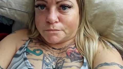 Snapshot of bigblueeyesmomma chatting on February 20, 7:19 pm Tiffany online show from February 20, 7:19 pm