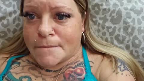 Snapshot of bigblueeyesmomma chatting on January 5, 5:51 pm Tiffany online show from January 5, 5:51 pm