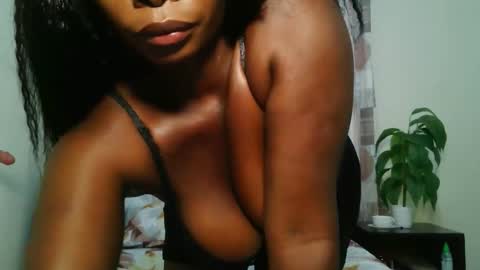Vee online show from May 17, 11:15 pm