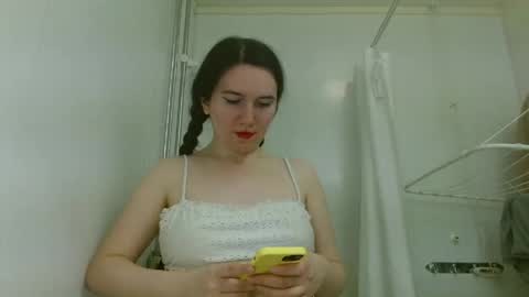 Isabella online show from May 6, 2:10 pm