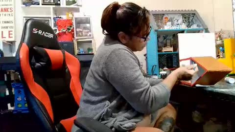 the Mini mami online show from November 17, 5:57 pm