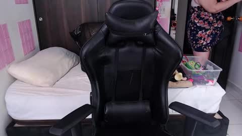Snapshot of bigsquirt_6 chatting on December 18, 6:35 pm laura online show from December 18, 6:35 pm