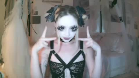 vampire fang  online show from May 13, 3:56 am