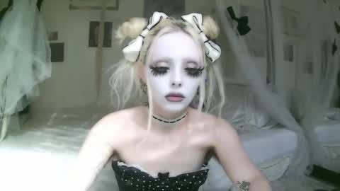 vampire fang  online show from February 11, 7:59 pm