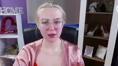 Z O E Y online show from February 3, 6:40 am