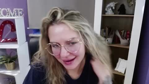 Z O E Y online show from November 19, 6:35 am