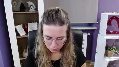 Z O E Y online show from October 7, 5:01 am