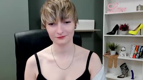 Snapshot of blair_erotic chatting on September 25, 6:45 am Blair online show from September 25, 6:45 am