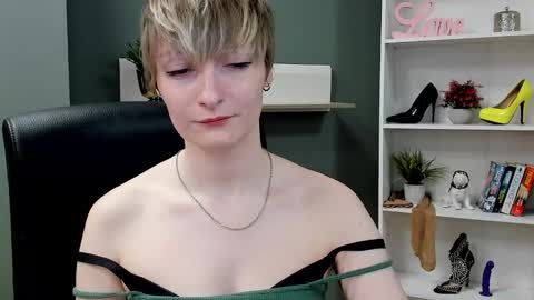 Snapshot of blair_erotic chatting on September 17, 6:44 am Blair online show from September 17, 6:44 am