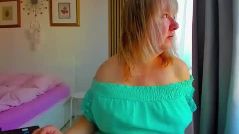 Nicole online show from May 2, 3:43 am