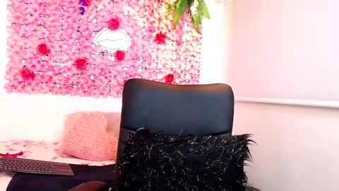 blonde_squirt_ online show from December 6, 12:34 am