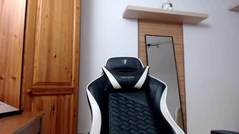 Snapshot of blondyelena chatting on February 25, 6:23 pm blondyelena online show from February 25, 6:23 pm