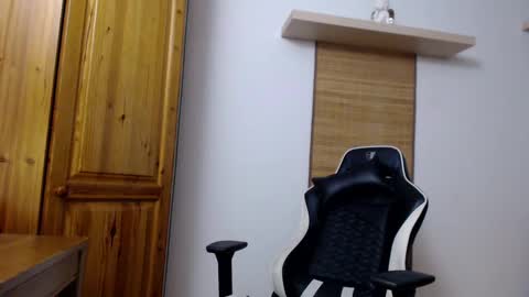 Snapshot of blondyelena chatting on March 9, 8:29 am blondyelena online show from March 9, 8:29 am