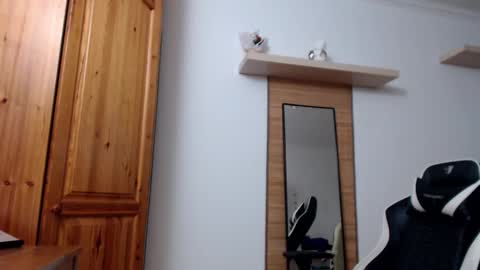 Snapshot of blondyelena chatting on February 20, 8:39 am blondyelena online show from February 20, 8:39 am
