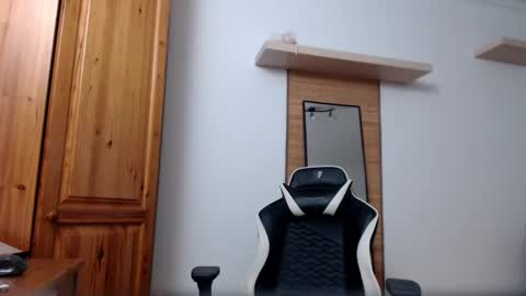 Snapshot of blondyelena chatting on February 4, 8:13 am blondyelena online show from February 4, 8:13 am