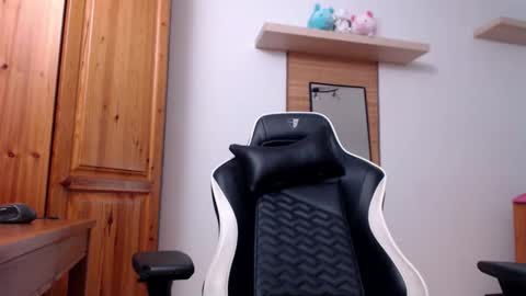 Snapshot of blondyelena chatting on September 28, 7:25 am blondyelena online show from September 28, 7:25 am