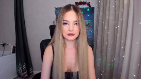 Snapshot of bloomingheart chatting on December 7, 7:54 pm Sophia online show from December 7, 7:54 pm