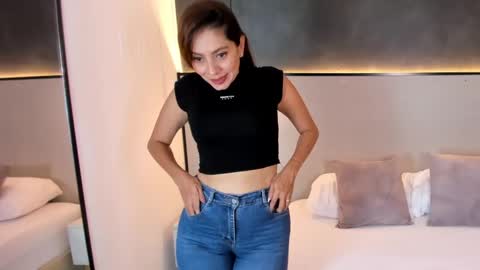 B O N N I E  online show from September 26, 2:15 pm