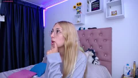 Soffy Brooks Independent model online show from October 12, 7:00 am