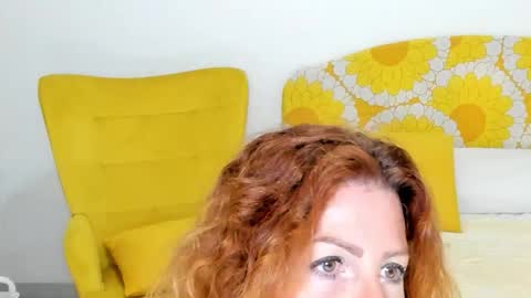 Snapshot of britishmilfpenelope chatting on October 5, 4:50 am Penelope online show from October 5, 4:50 am