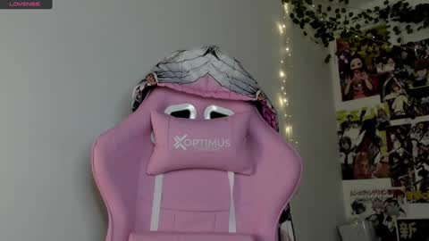 Snapshot of brittany_bubbles chatting on December 19, 10:53 pm maru miaw Please help me to reach 100 thumbs up online show from December 19, 10:53 pm