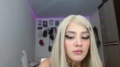 Snapshot of brittany_bubbles chatting on September 12, 11:18 am maru miaw Please help me to reach 100 thumbs up online show from September 12, 11:18 am