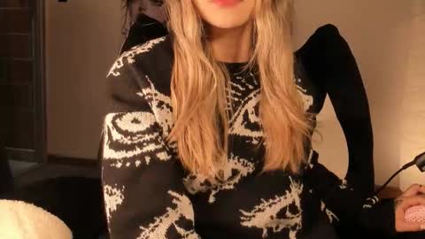 Nat  Independent model  Please help me to reach 200 thumbs up online show from March 11, 4:49 am