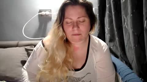 Laura online show from May 4, 8:01 pm