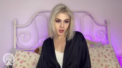 Snapshot of candyhannah chatting on October 9, 6:34 pm You can call me HH online show from October 9, 6:34 pm