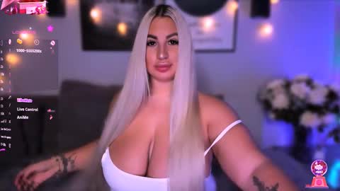 Snapshot of cara__harris chatting on February 15, 12:15 am . . online show from February 15, 12:15 am
