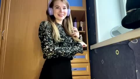 Kaayy  Its my first day here  online show from April 6, 7:42 am