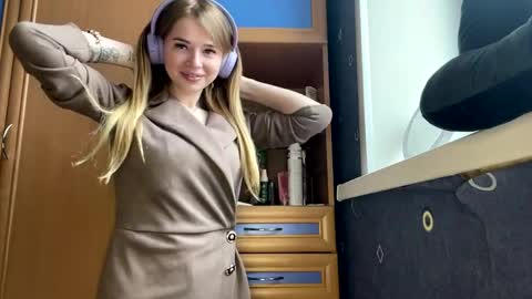 Kaayy  Its my first day here  online show from April 8, 7:54 am