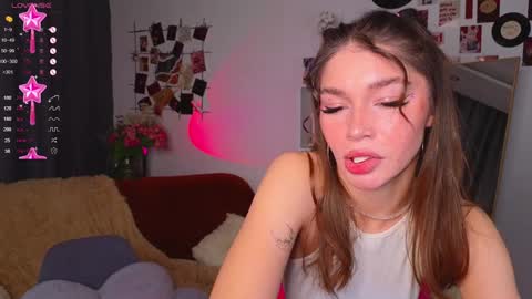 Snapshot of caroline_brown0 chatting on January 15, 4:04 am Caroline online show from January 15, 4:04 am