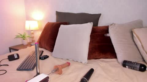  Caroline  online show from May 19, 11:39 am