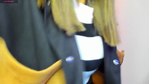  Caroline  online show from January 4, 11:33 am