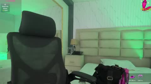 Caroline online show from May 4, 1:26 pm