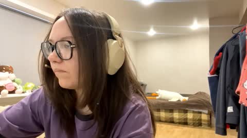 Emilia online show from December 17, 4:05 am