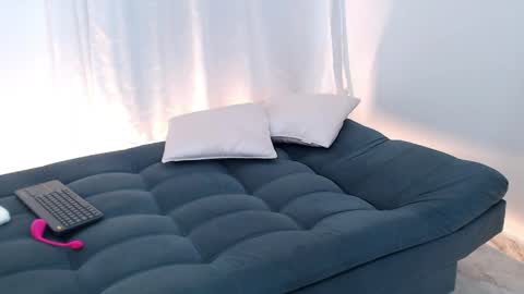 Susana independent model online show from April 7, 2:52 pm