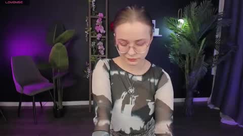 Snapshot of cassiecool chatting on February 19, 9:14 pm assie online show from February 19, 9:14 pm