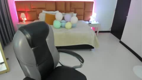 catti_brie_ online show from May 18, 11:38 am