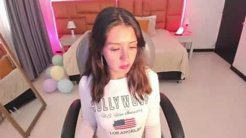 catti_brie_ online show from April 28, 11:47 am