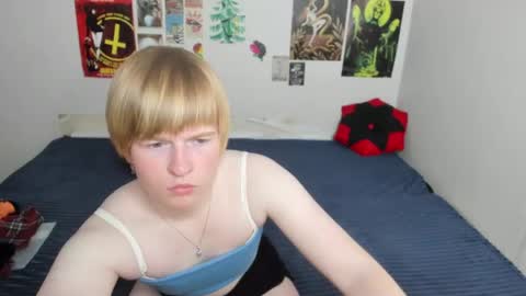 cattie_w_ online show from May 19, 1:12 am