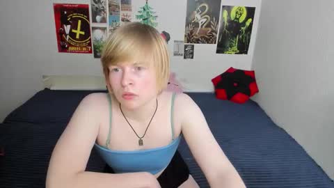 cattie_w_ online show from March 20, 1:32 am