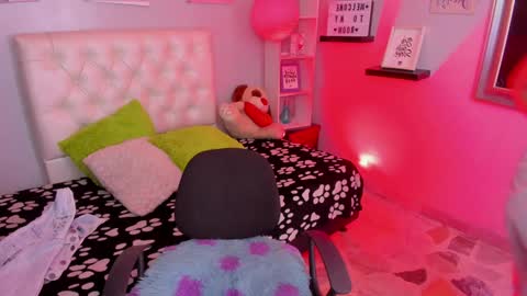 Snapshot of celeste_muller chatting on December 6, 8:17 pm celeste online show from December 6, 8:17 pm