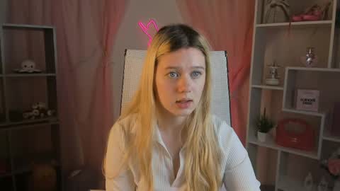 your cute kitty online show from May 19, 6:59 pm