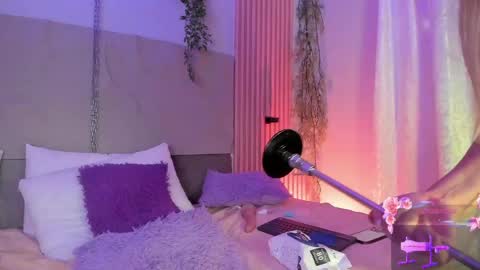 Hello guys my name is Sofi and Lizzie and  Vanessa online show from May 24, 3:44 pm