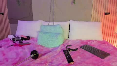 Hello guys my name is Sofi and Lizzie and  Vanessa online show from May 18, 4:07 am