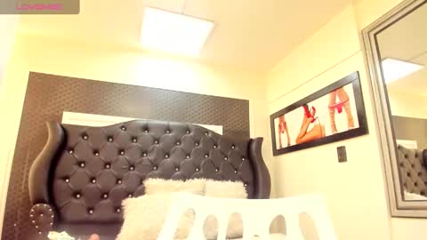 Snapshot of charlottee_brown2 chatting on October 1, 12:21 pm C H A R L O T T E online show from October 1, 12:21 pm