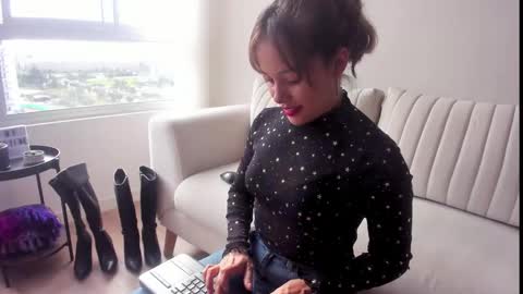 Snapshot of cheek_chic12 chatting on February 21, 9:11 pm Regina Phalange online show from February 21, 9:11 pm